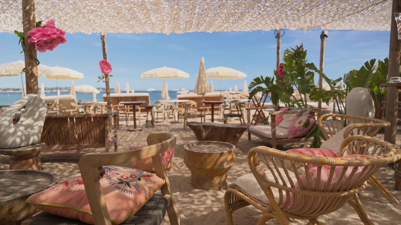 Diverse scene di aree lounge e salotto da spiaggia vuote, con piante tropicali e cuscini decorativi.