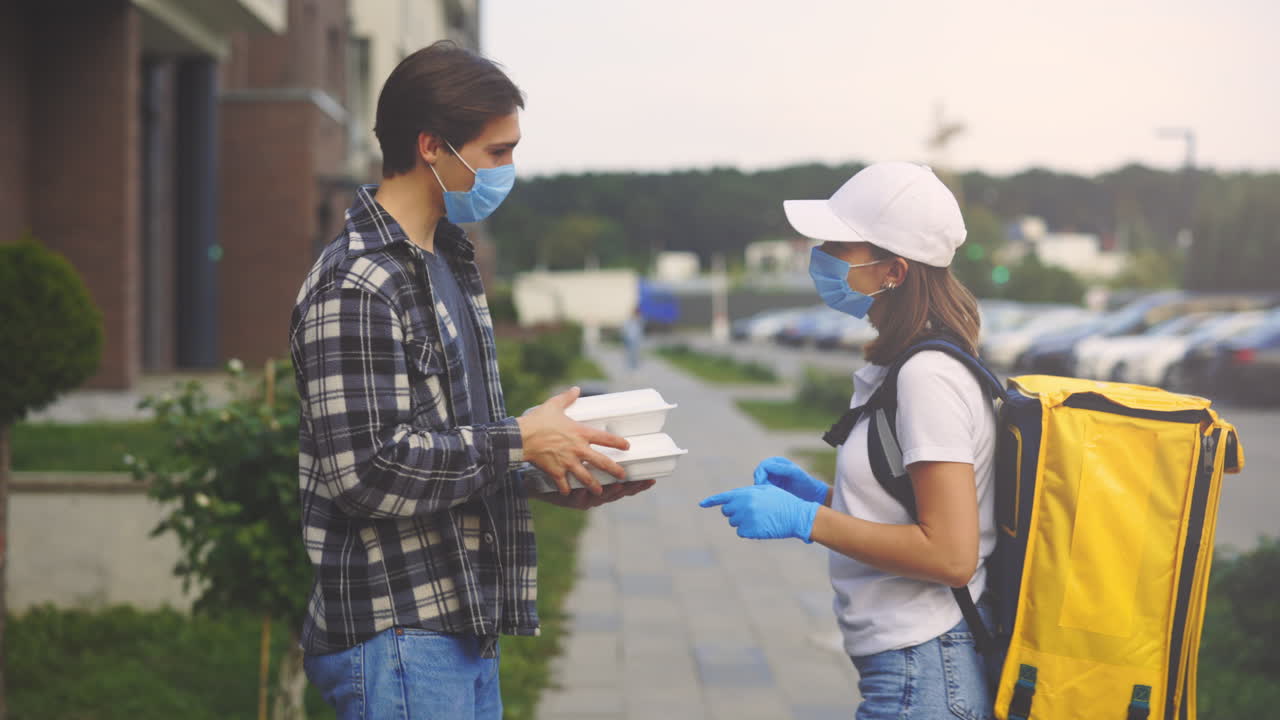 entrega de alimentos durante la pandemia de covid-19