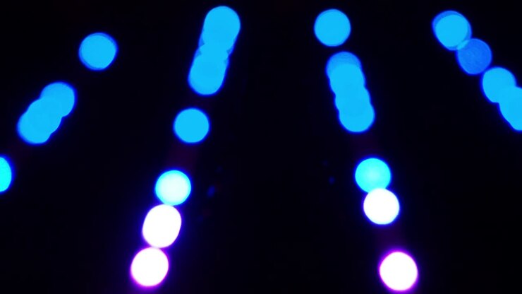 Luci al neon sfocate con bokeh colorato