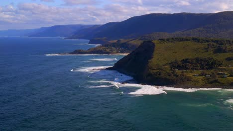 Unberührtes-Türkisfarbenes-Wasser-Und-Grüne-Berge-Im-Royal-National-Park-Australien---Luftaufnahme