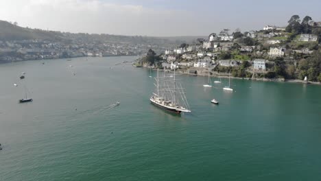 Lord-Nelson-Barco-Dejando-Dartmouth-Devon,-Reino-Unido