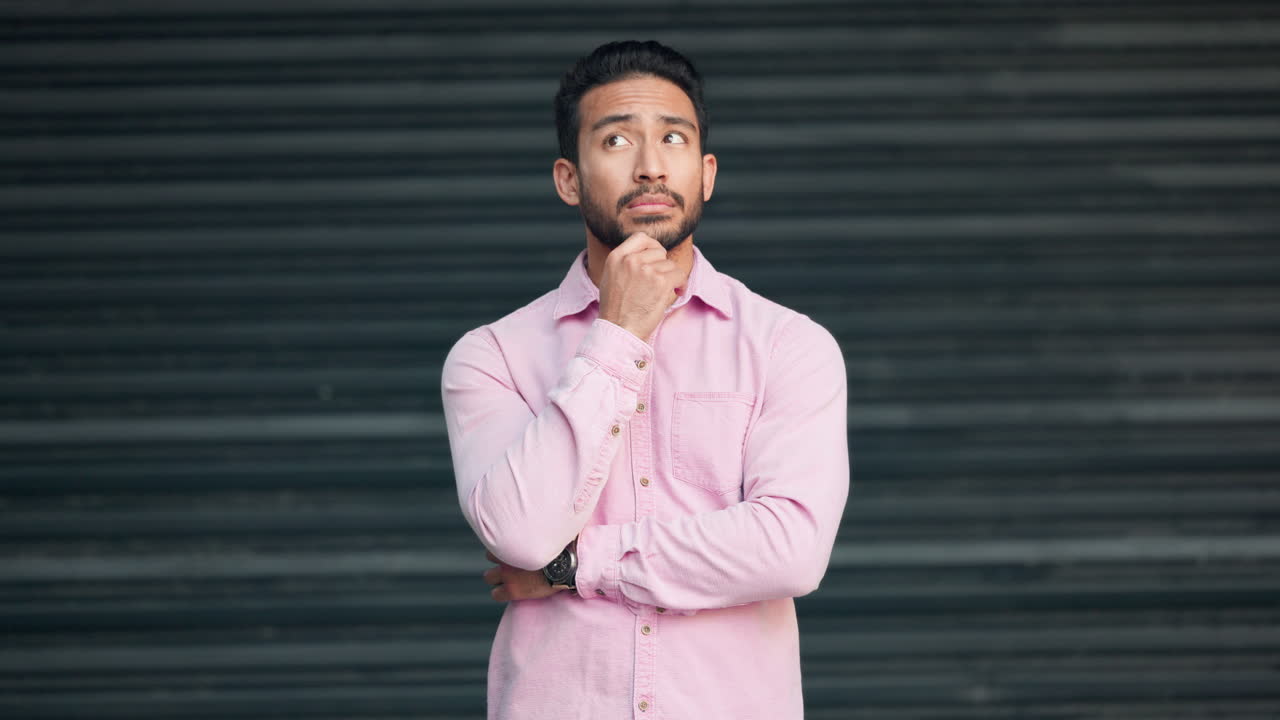 hombre pensativo y pensativo mirando pensativo