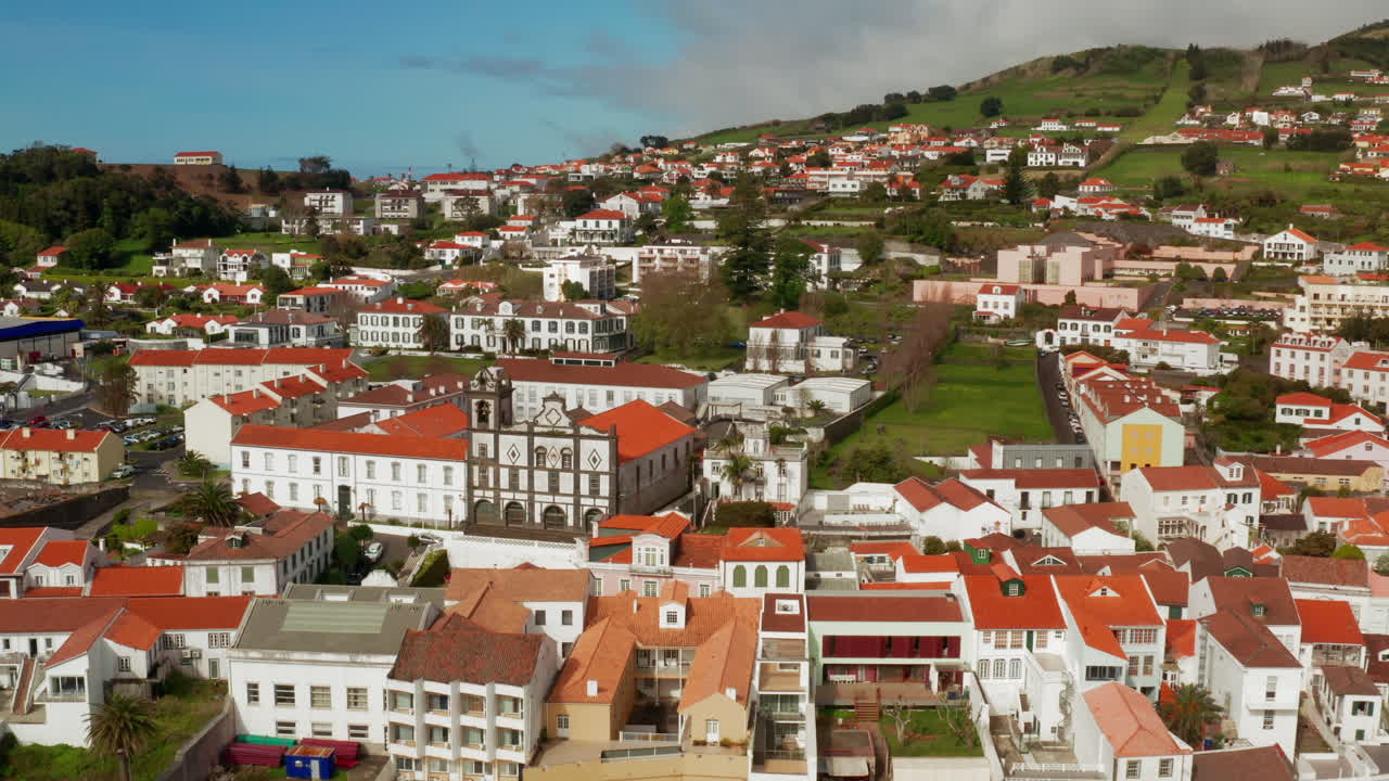 drone aéreo disparado o horta en el centro de la ciudad en la costa de la isla de faial, azores - portugal