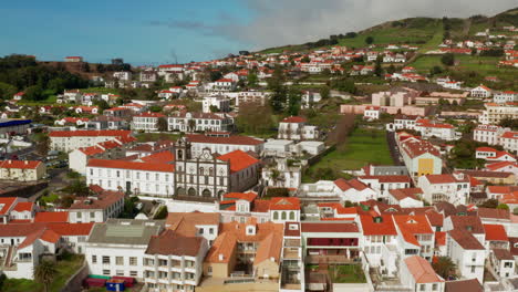 Toma-Aérea-Con-Drones-O-Horta-En-El-Centro-De-La-Playa-En-La-Isla-De-Faial,-Azores---Portugal