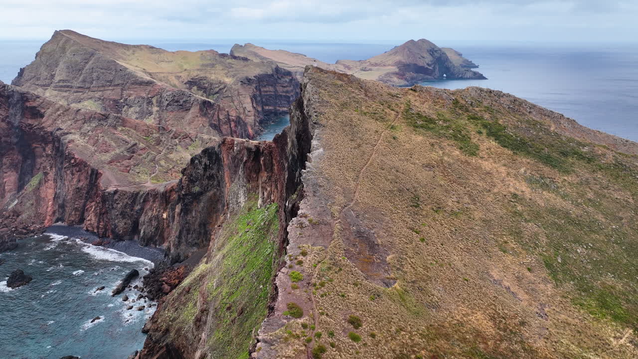 극적인 가파른 바다 절벽 위와 따라 공중, ponta de são lourenço