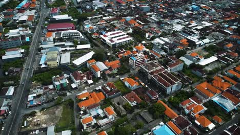 Maravilloso-Dron-De-La-Ciudad-De-Denpasar-Con-Casas-Y-Imágenes-De-Campos-De-Arroz-En-Bali