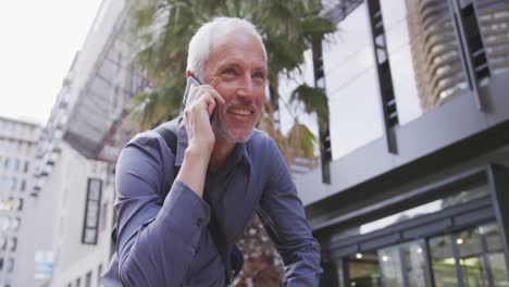 Hombre-Caucásico-En-Las-Calles-De-La-Ciudad-Hablando-Por-Su-Teléfono-Inteligente