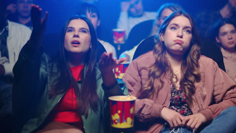 mujeres frustradas gesticulando en el cine