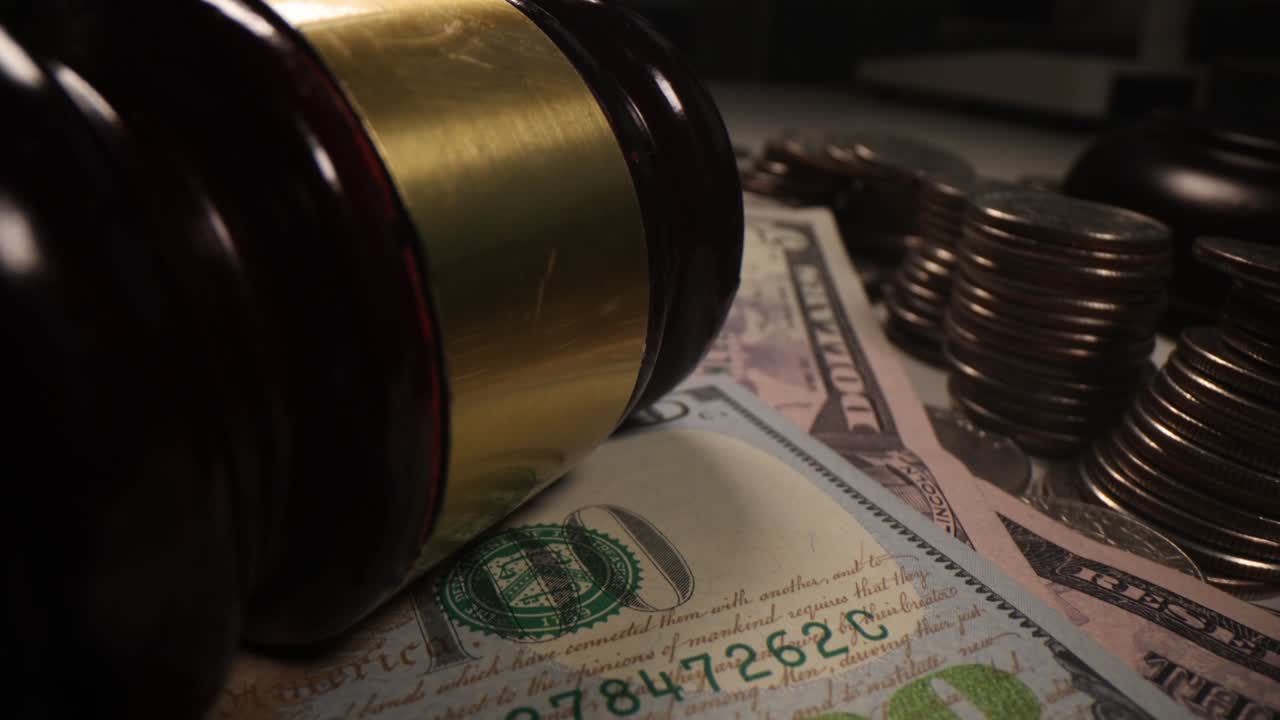 billetes de dólar en efectivo monedas y juez martillo primer plano