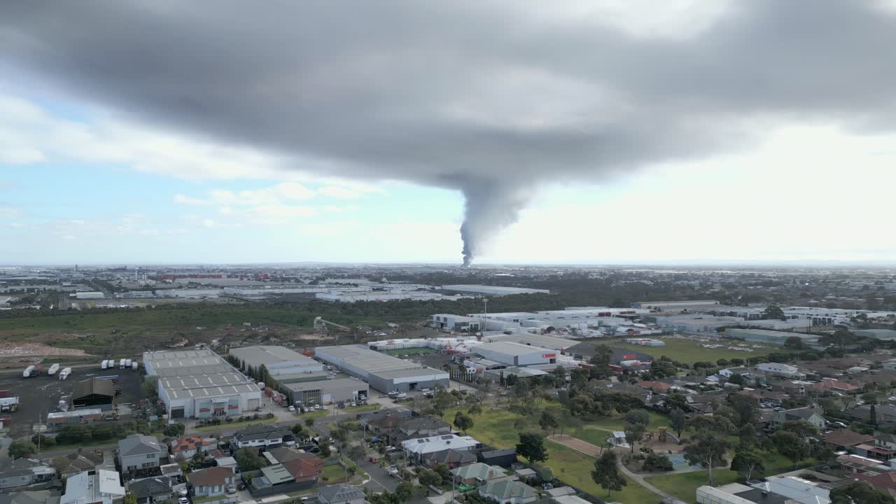 호주 멜버른에서 대규모 화학 공장 화재로 연기가 아져 나왔습니다.
