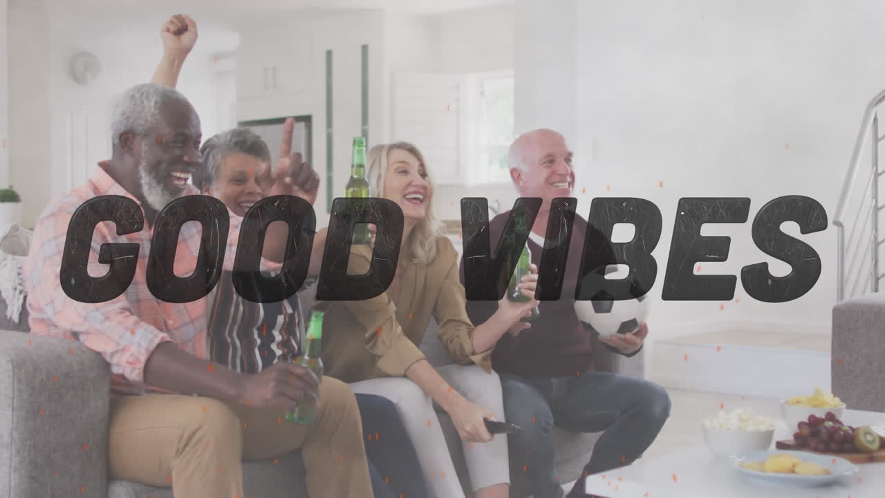 buenos mensajes de texto contra dos parejas de alto nivel animando mientras ven deportes juntos en casa