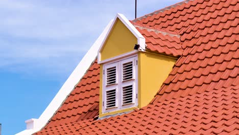 4k 60fps deslizador de primer plano revela de la mansión del caribe aka landhuis wechi en curacao, clásico amarillo blanco color rojo y azulejos