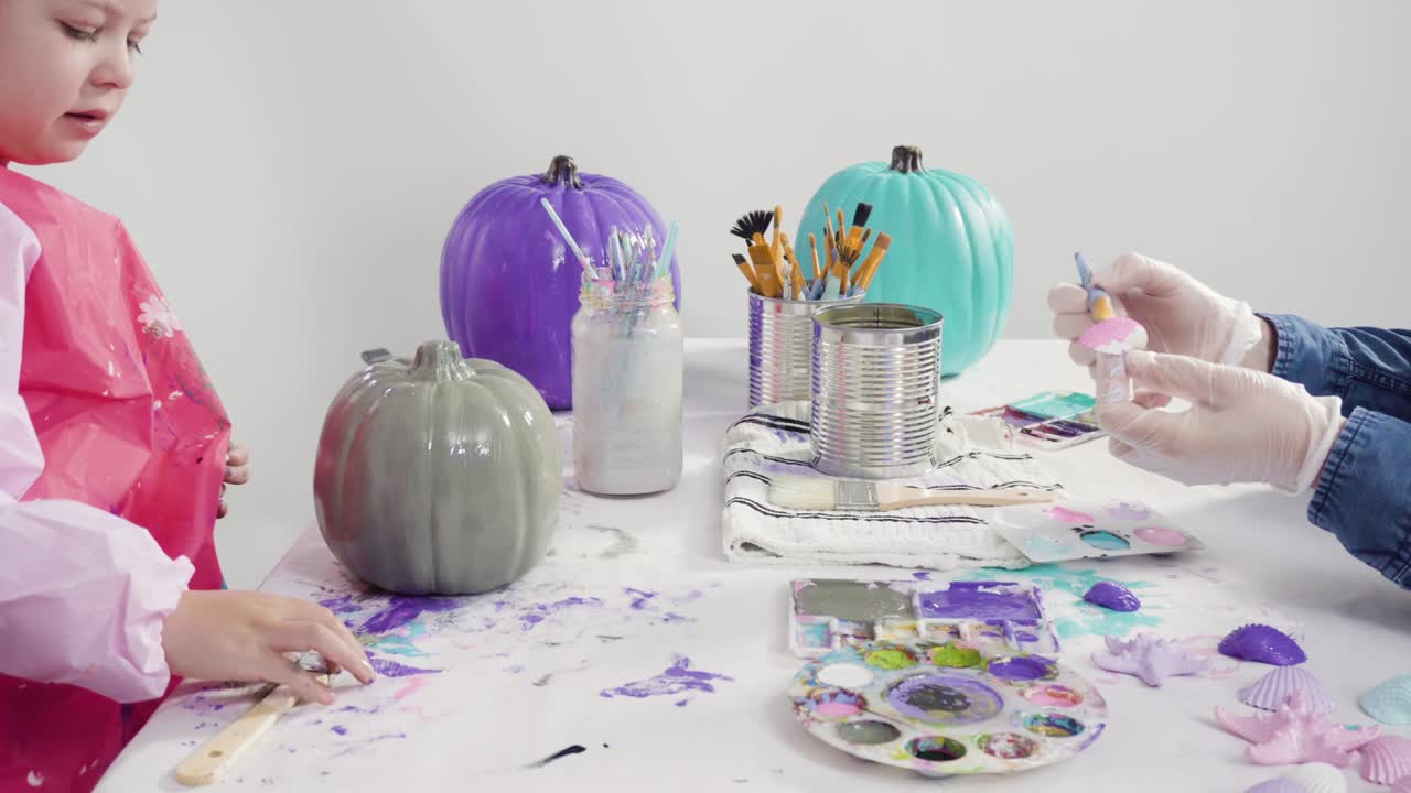 장식 된 해녀 를 만들기 위해 아크릴 페인트 로 수공예 호박 을 칠