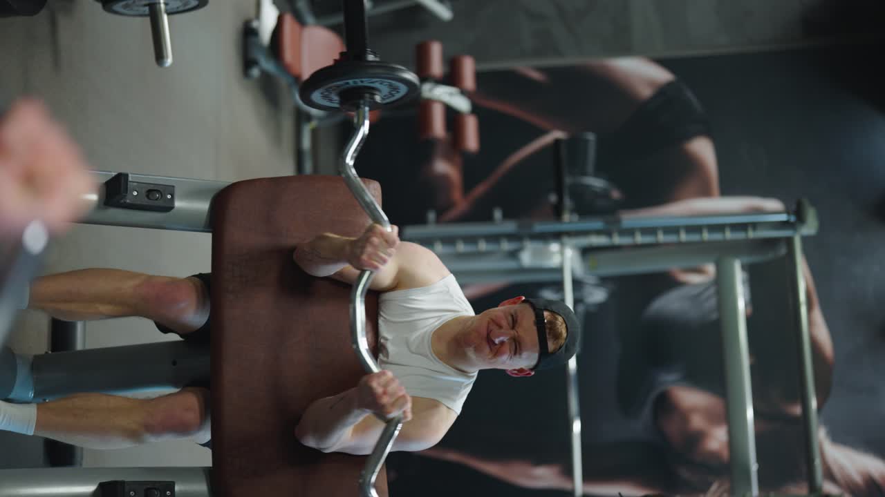 남성 운동 선수의 수직 거울 반사 앉아있는 바벨 비셉스 컬러