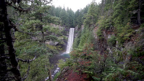 panorama de la cascada en el parque provincial brandywine falls en columbia británica, canadá