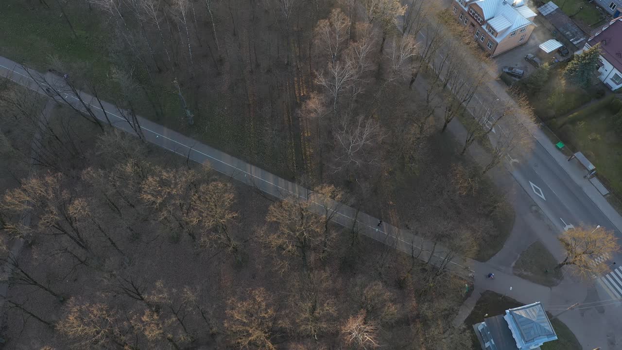 vista aérea de un avión no tripulado del parque oakwood en kaunas, lihuania
