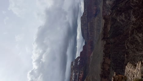 tomada vertical de las nubes que se mueven sobre el parque nacional del gran cañón en arizona