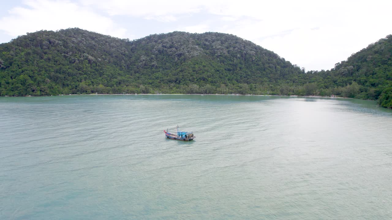una toma panorámica de un barco anclado en medio de la playa de los monos durante el día