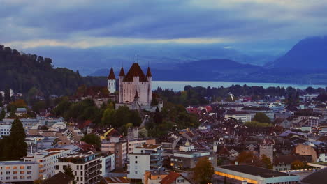 Antena-Cinematográfico-Drone-Centro-De-La-Ciudad-Thun-Suiza-Carros-Pueblo-Suizo-Ciudad-Centro-Maravillosa-Castillo-De-Thun-Duques-De-Zährigen-Interlocken-Berna-Jungfrau-Nublado-Amanecer-Atardecer-Despacio-Atrás-Ancho