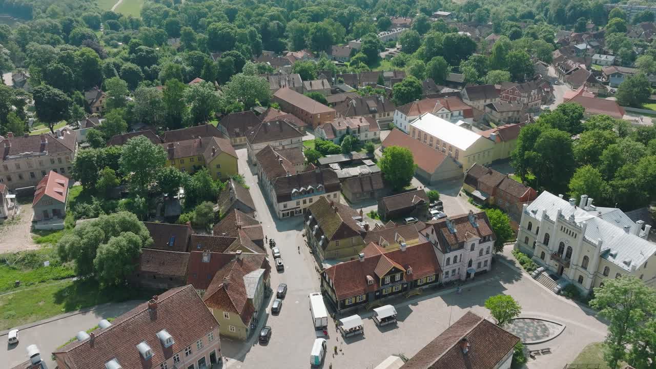 vista aérea del casco antiguo de kuldiga, casas con tejas rojas, día soleado de verano, destino de viaje, amplia toma de avión no tripulado avanzando, inclinándose hacia abajo