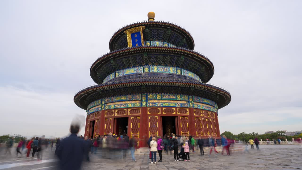 timelapse de la gente deambulando en el templo del cielo el fin de semana, beijing.