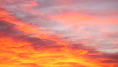 impresionante cielo de puesta de sol con nubes naranjas y rosas