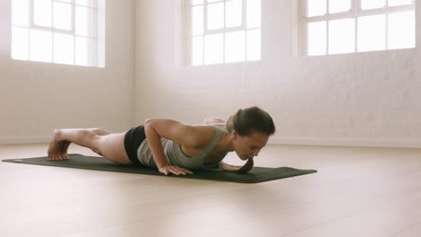 Gesunde-Yoga-Frau-Praktiziert-Kobra-Pose-Und-Genießt-Den-Fitness-Lebensstil-Beim-Training-Im-Trainingsstudio,-Stretching-Training-Auf-Der-Trainingsmatte-Bei-Sonnenaufgang