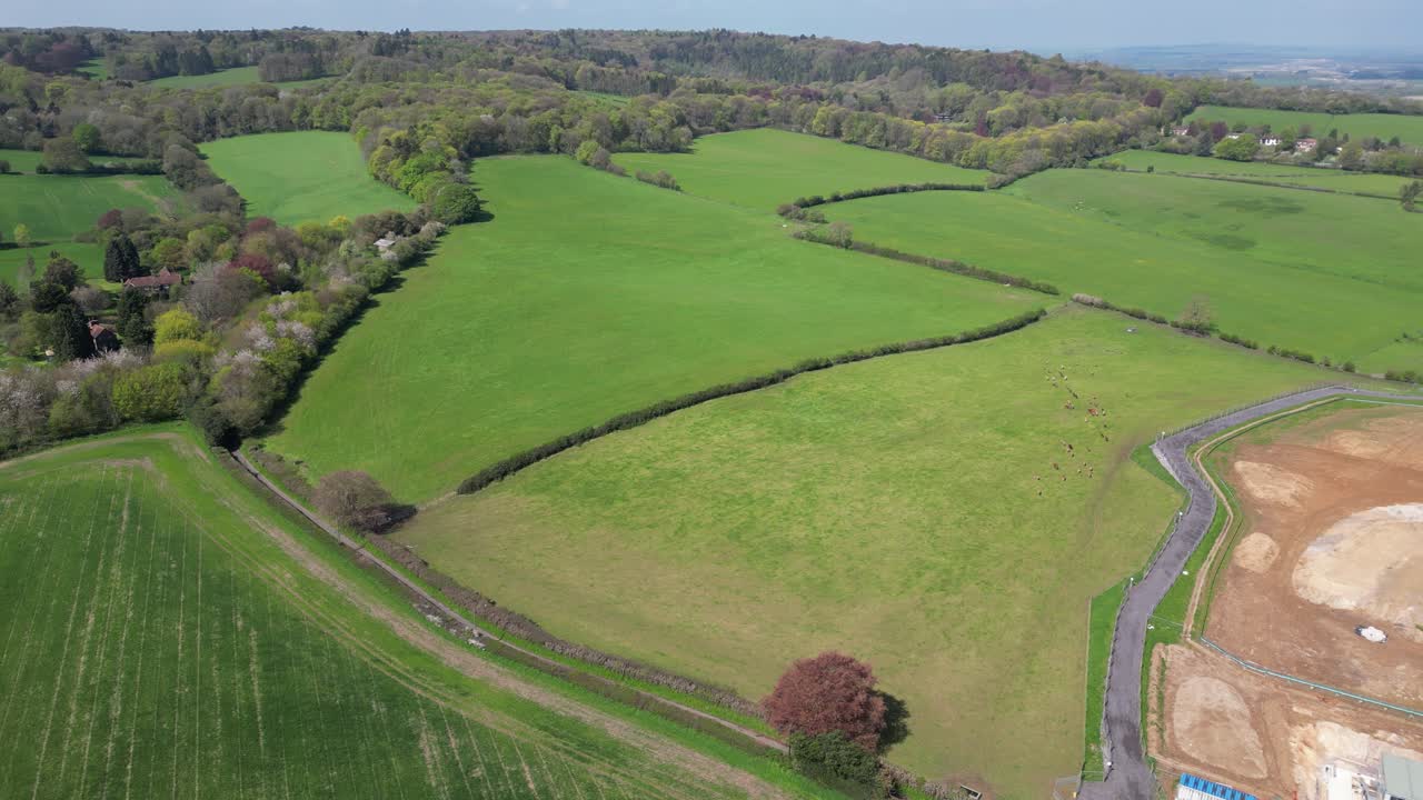 drone de alto ángulo revelación aérea de hs2 sitio oxfordshire reino unido campos de granja verde a cicatriz en el paisaje