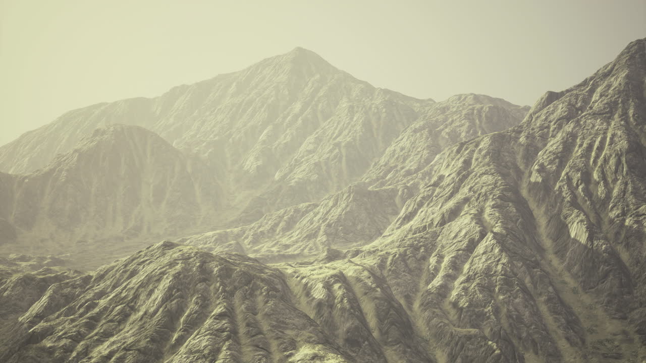 아침 일찍에 부드러운 빛 아래의 웅장한 산맥