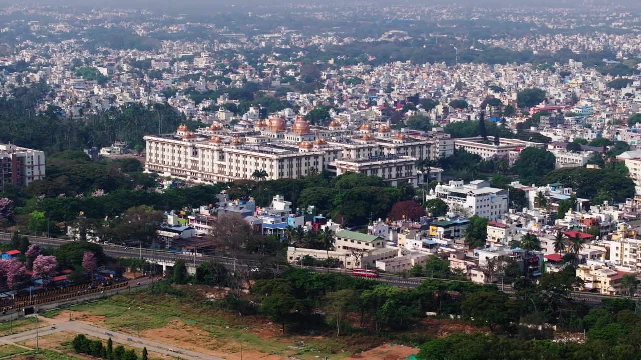 Ospedale JSS con college, alberi, foschia e la città di Mysuru a Mysore, Karnataka, India. Di giorno, ripresa semi-orbitale, ripresa con drone, 4k.