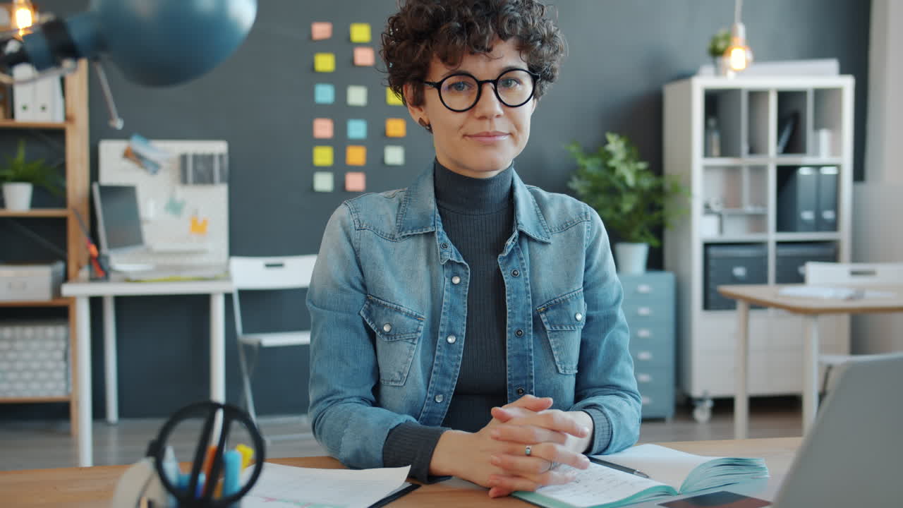 mujer trabajando en una oficina moderna