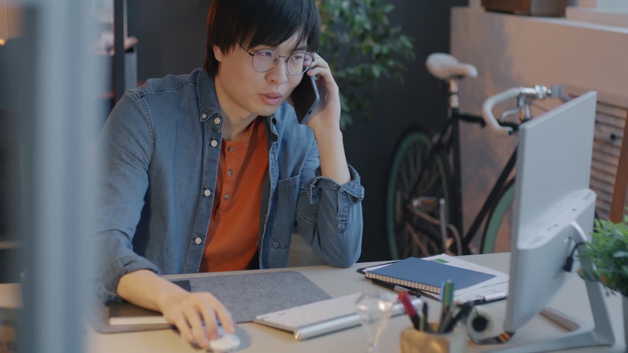 집에서 일하는 젊은 남자