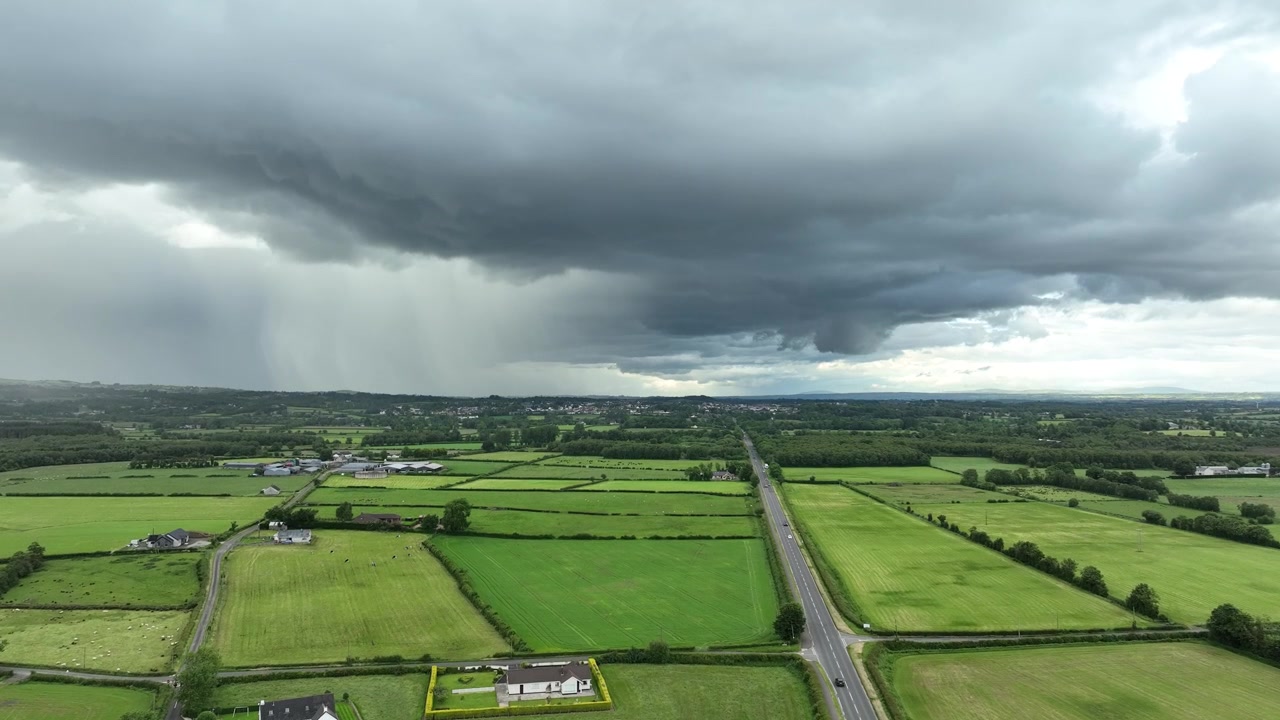 Beeindruckendes Gewitter aus Maghera, Nordirland, diesen Sommer mit Shelf Cloud, aufgenommen per Drohne