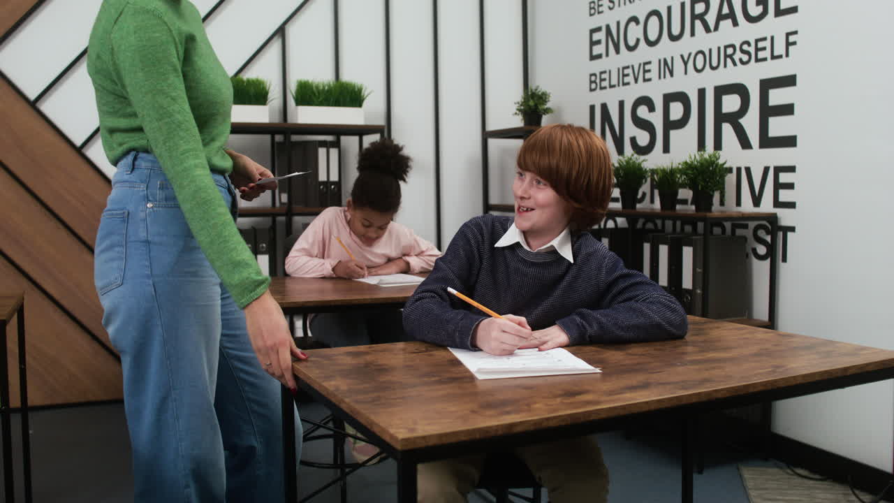 학교에 있는  ⁇ 은 머리 소년