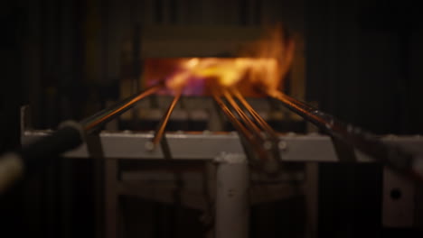 centrarse en muchas varillas de vidrio en un horno