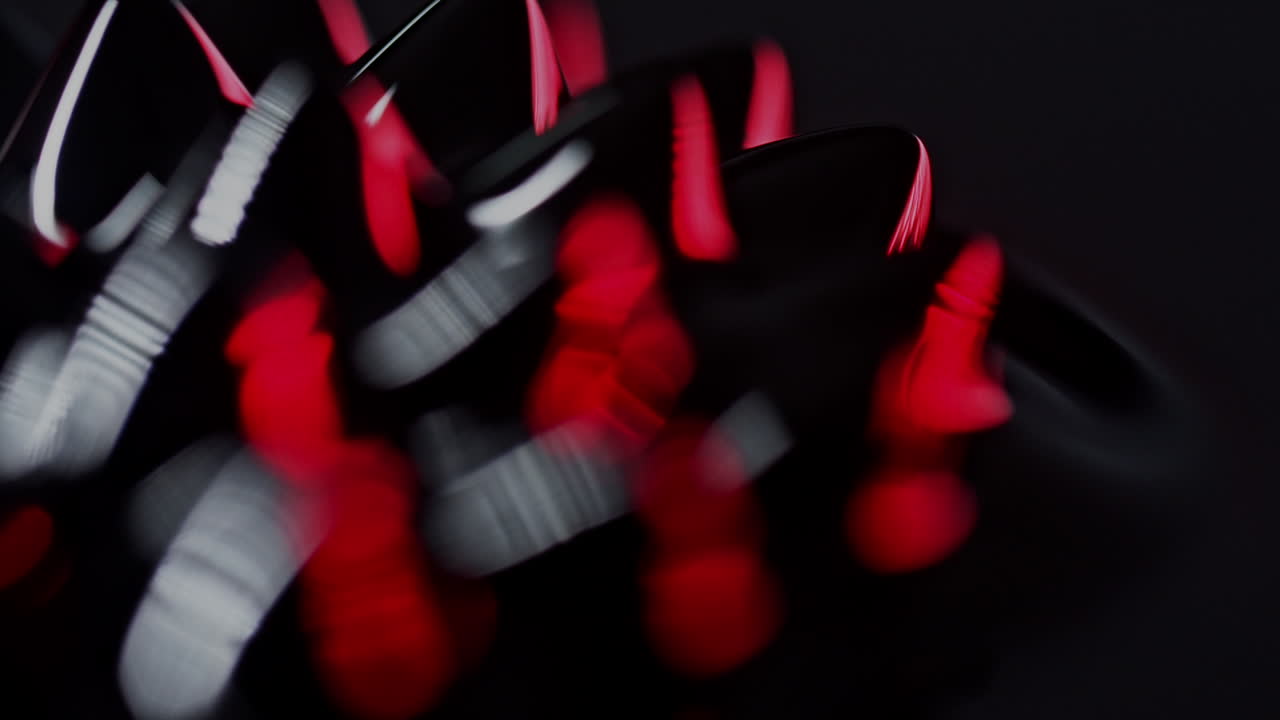 어두운 추상 분위기에서 유체 형성 스파이크