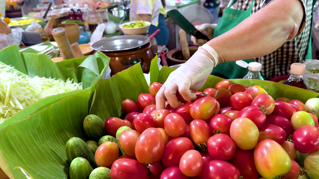 판매자 는 파파야 러드 를 준비 하기 위해 재료 를 선택 한다