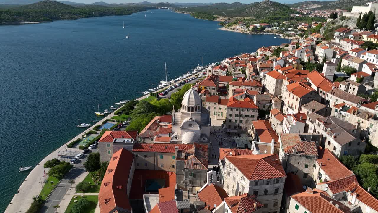 Vista drone della cattedrale di San Giacomo a Sebenico, Croazia