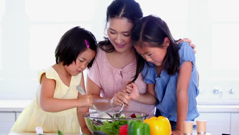 Niños-Ayudando-A-Su-Madre-A-Preparar-Una-Ensalada