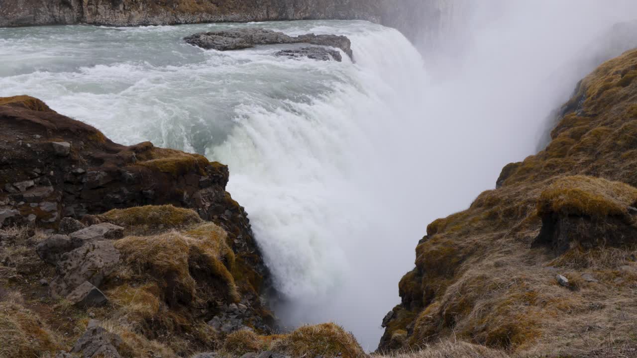 fotografía en cámara lenta del agua que cae sobre la cascada del golfo en islandia