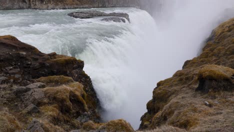 Toma-En-Cámara-Lenta-De-Agua-Cayendo-Sobre-La-Cascada-De-Gulfoss-En-Islandia