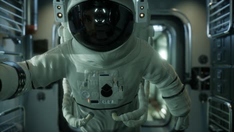 astronauta dentro de la estación espacial orbital