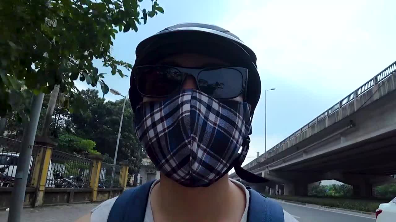 시원한 아침에 스쿠터를 타고 도시를 누비다