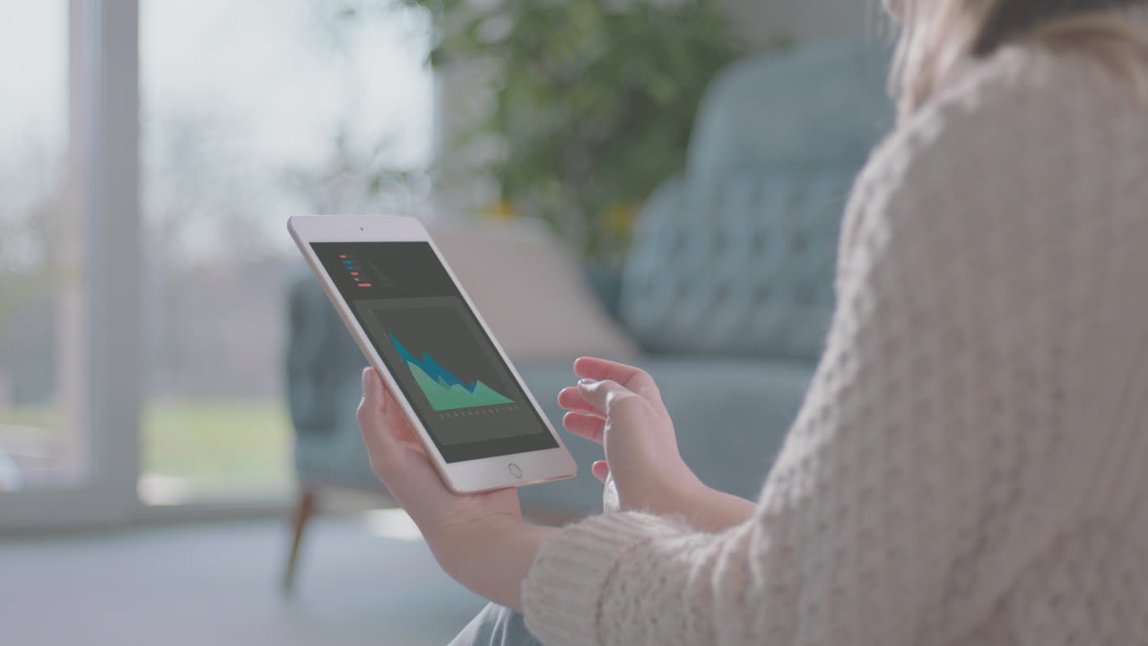 mujer de negocios viendo el gráfico en la tableta