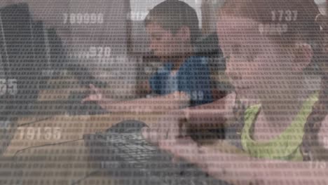animación de codificación binaria y cambio de números sobre chica caucásica usando computadora en la escuela