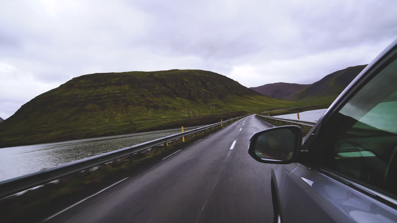 아이슬란드에서 suv 자동차로 여행하는 여성 관광객.