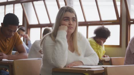 Chica-Caucásica-Pensativa-En-Clase