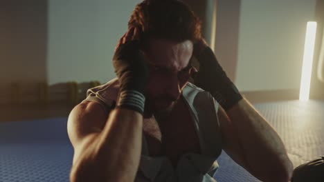 hombre haciendo abdominales en un gimnasio