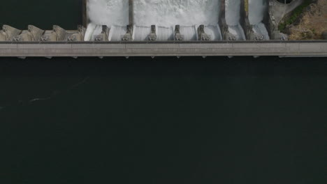 Drone-aerial-of-a-hydroelectric-dam-along-the-Columbia-River-2