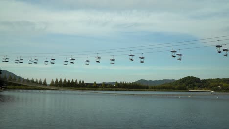 Telesilla-Sin-Gente-Moviéndose-Sobre-El-Lago-En-El-Gran-Parque-De-Seúl-En-La-Ciudad-De-Gwacheon,-Gyeonggi-do,-Corea-Del-Sur---Tiro-De-ángulo-Bajo